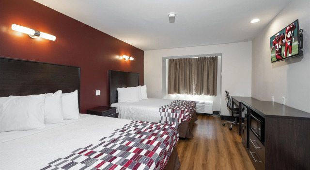 Четырёхместный номер Deluxe Red Roof Inn Sulphur
