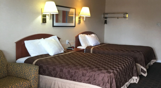 Четырёхместный номер Standard Country Manor Motel Watkins