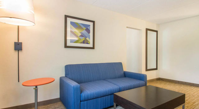 Четырёхместный люкс Holiday Inn Express & Suites - Albany Airport - Wolf Road by IHG