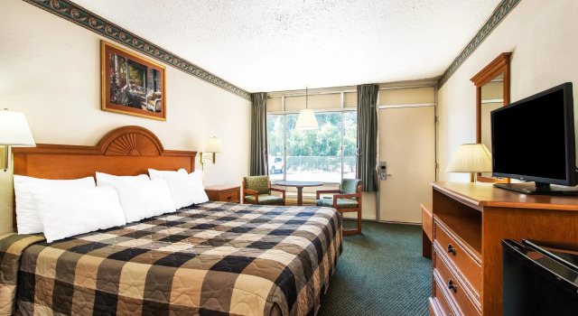 Двухместный номер Standard Days Inn by Wyndham Lake City I-75