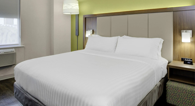 Четырёхместный номер Standard Holiday Inn Express-Bronx