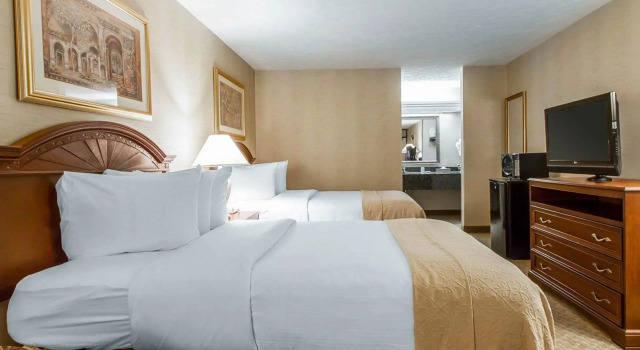 Четырёхместный номер Standard Quality Inn Exit 4