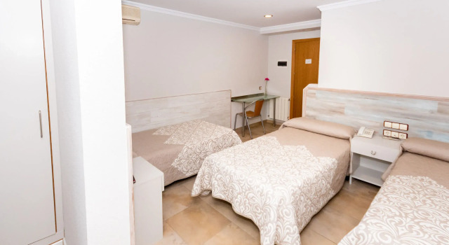 Трёхместный номер Hostal Viky