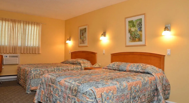 Четырёхместный номер Standard Canadas Best Value Inn Kelowna