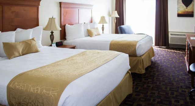 Четырёхместный номер Standard с видом на бассейн Best Western PLUS Lake Front Hotel