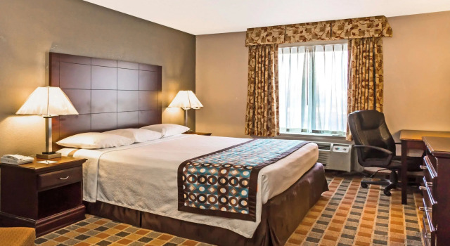 Двухместный номер Standard Super 8 by Wyndham Frankfort IN