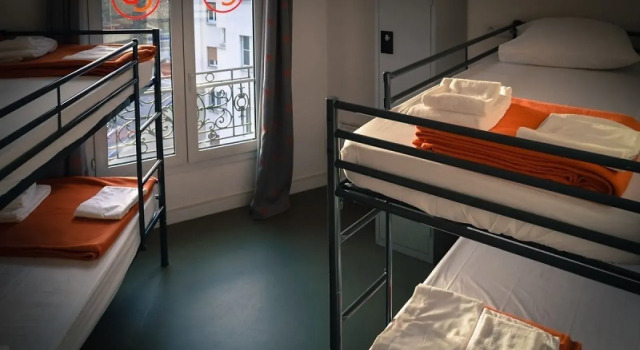 Кровать в общем номере Beautiful Belleville Hostel & Hotel