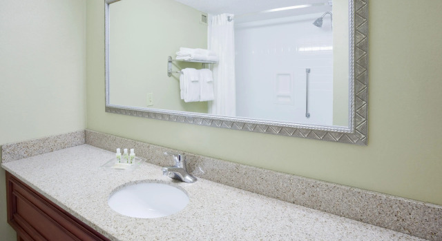 Четырёхместный номер Standard Holiday Inn & Suites St. Cloud by IHG