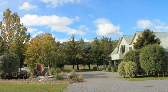 Студия Colonial Manor Motel