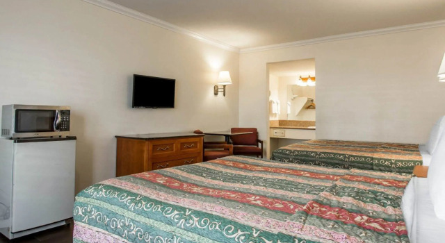 Четырёхместный номер Standard Econo Lodge Moreno Valley