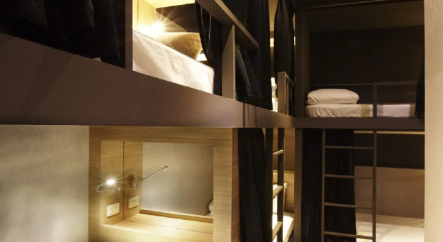 Кровать в общем номере Main Inn Taipei