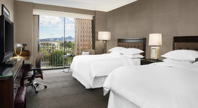 Четырёхместный номер Standard Sheraton Crescent Hotel