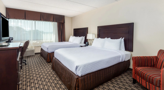 Четырёхместный номер Standard Crowne Plaza Milwaukee Airport by IHG