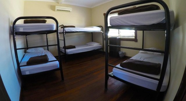 Кровать в общем номере Kimberley Travellers Lodge