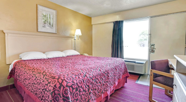 Двухместный номер Standard Days Inn by Wyndham Louisville Airport Fair and Expo Center