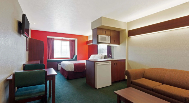 Двухместный люкс Days Inn & Suites by Wyndham Brandon Amphitheater