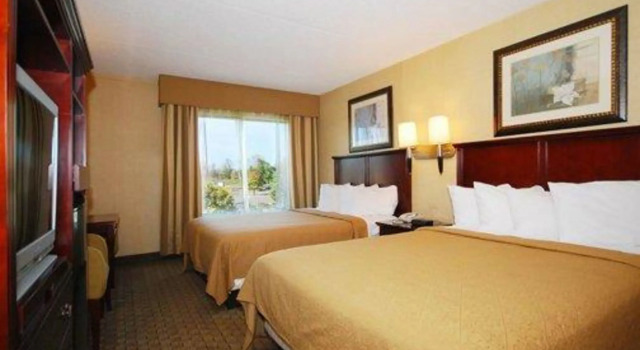 Четырёхместный номер Standard Quality Inn & Suites Bensalem