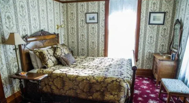 Люкс с балконом Victorian Dreams Bed and Breakfast