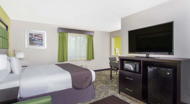 Doppel Suite AmericInn and Suites by Wyndham Delafield-Waukesha-Milwaukee