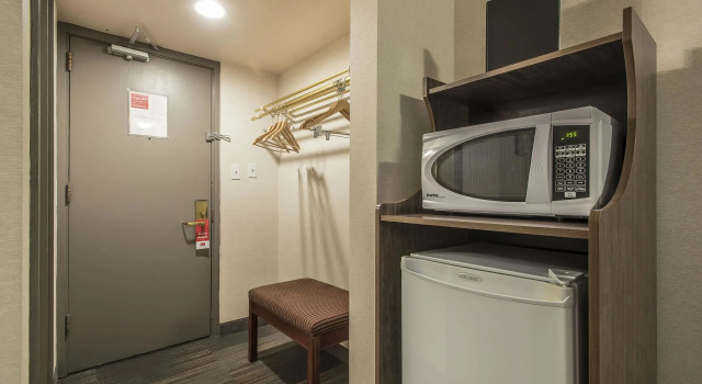 Четырёхместный номер Standard Super 8 by Wyndham Macleod Trail Calgary