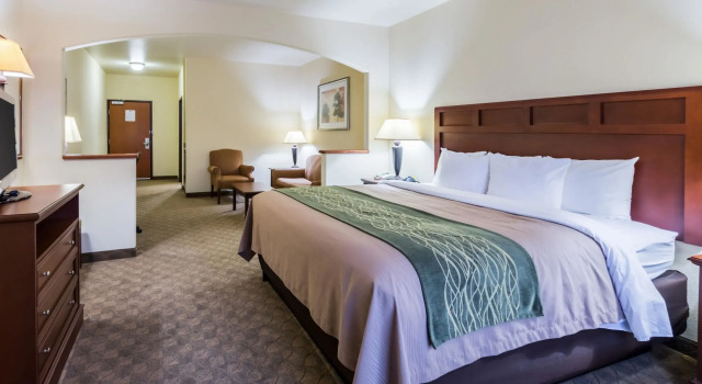 Четырёхместный номер Standard Baymont Inn & Suites by Wyndham Glen Rose