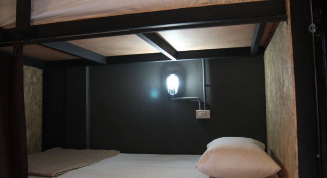 Кровать в общем номере Vitamin Sea Hostel Phuket