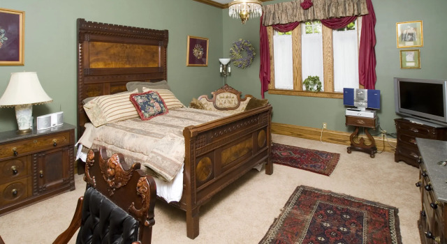Четырёхместный люкс The Victorian Tudor Inn