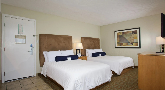 Четырёхместный номер Standard Surfer Beach Hotel