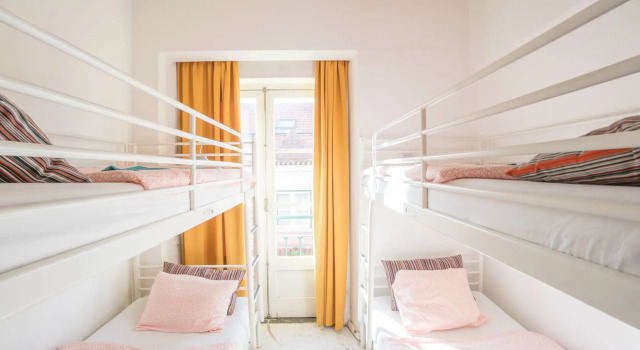 Кровать в общем номере с балконом Vistas de Lisboa Hostel