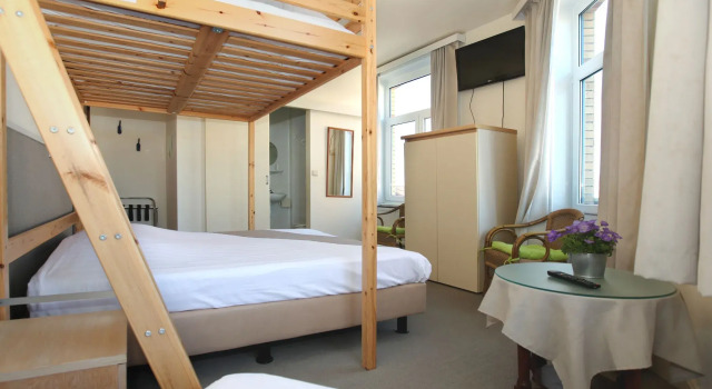 Четырёхместный семейный номер Standard Hotel Cecil