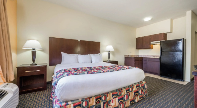Двухместный номер Standard Days Inn & Suites by Wyndham Cleburne TX
