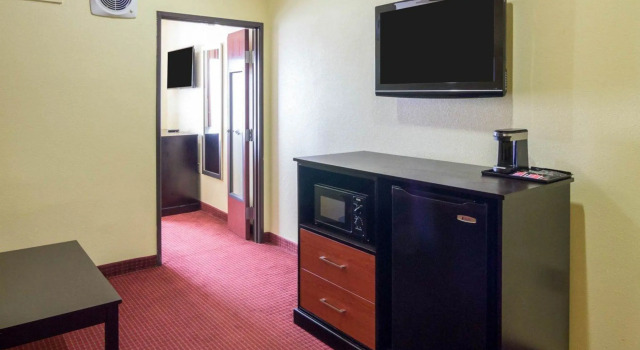 Люкс Standard Quality Suites Houston IAH Airport - Beltway 8