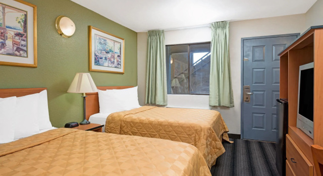 Четырёхместный номер Standard Travelodge by Wyndham Sacramento / Rancho Cordova