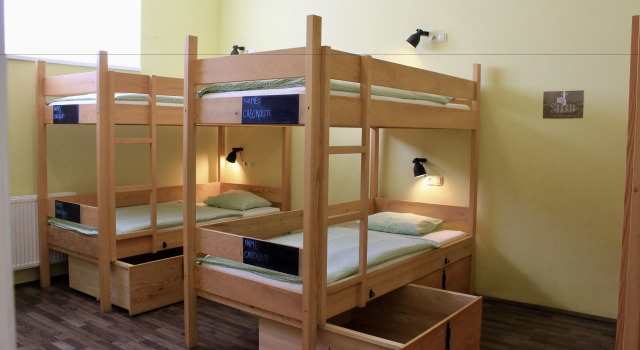 Кровать в общем номере Falling Lakes Hostel
