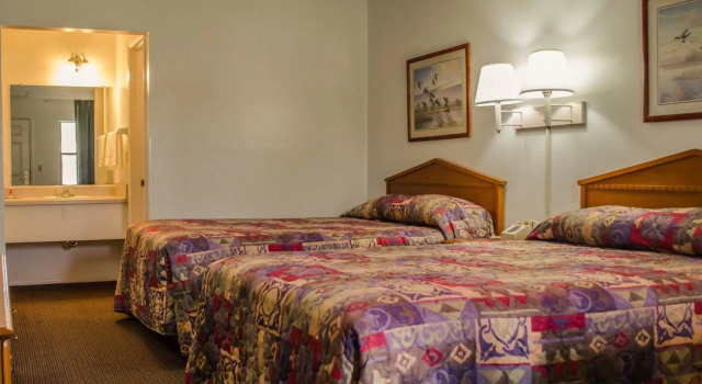 Четырёхместный номер Standard Econo Lodge Crystal River