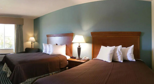 Четырёхместный номер Standard Quality Inn & Suites - Marlin