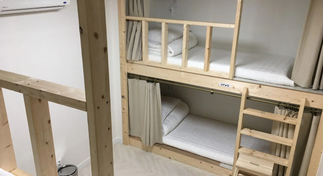 Кровать в общем номере (мужской номер) Hwadam Inn
