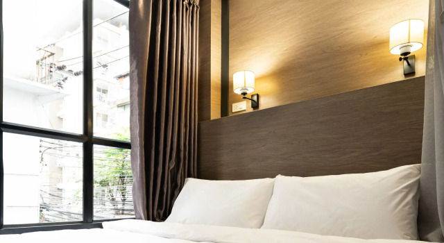 Кровать в общем номере Warm Window Silom
