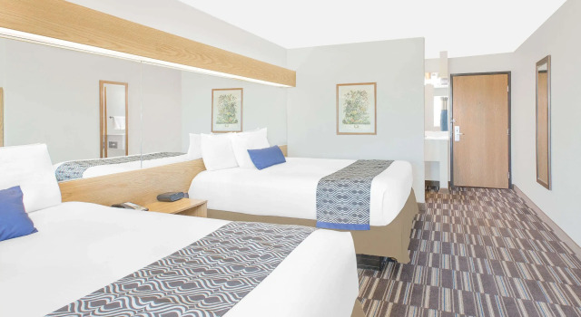 Четырёхместный семейный люкс MICROTEL Inn and Suites - Ames