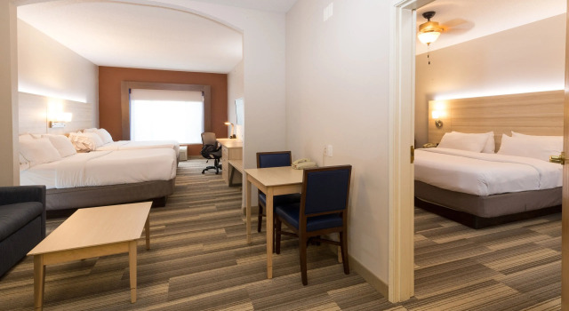 Семейный люкс Holiday Inn Express Hotel & Suites Detroit-Utica by IHG