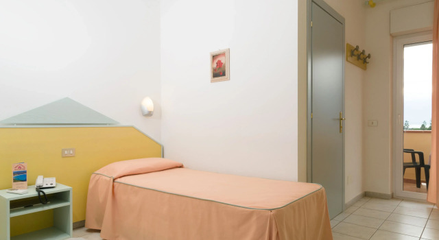 Трёхместный номер Standard Lu Hotel Porto Pino