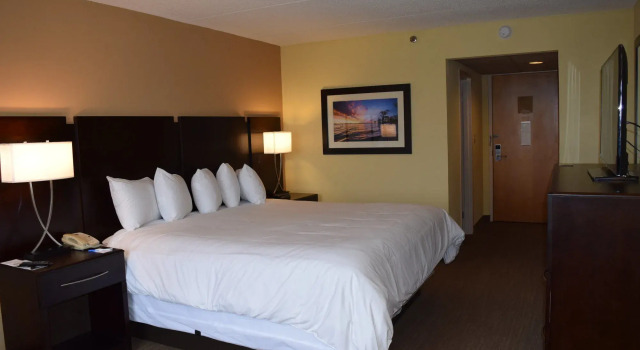 Двухместный люкс BridgePointe Hotel & Marina