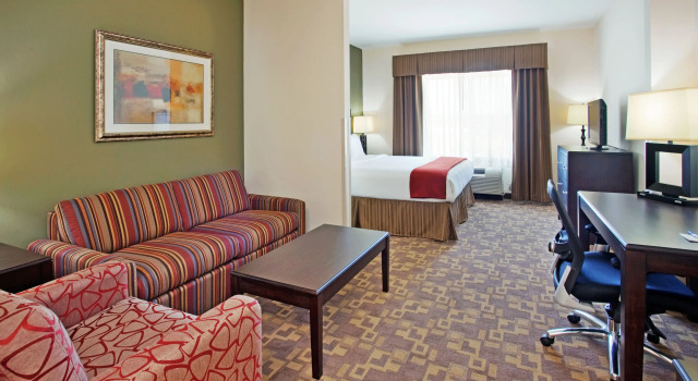 Двухместный люкс Holiday Inn Express & Suites Topeka North by IHG
