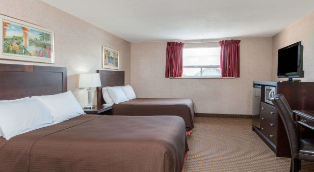 Четырёхместный номер Standard Howard Johnson by Wyndham Gravenhurst