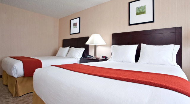 Четырёхместный номер Standard Holiday Inn Express Hotel & Suites Tipp City by IHG