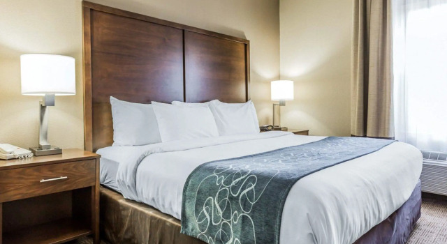 Двухместный люкс с балконом Comfort Suites at Isle of Palms Connector