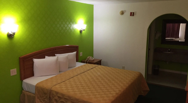 Номер Standard Economy Inn Livingston By OYO TX US 59