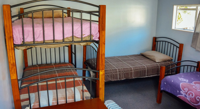 Кровать в общем номере c 1 комнатой Blue Moon Lodge