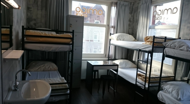 Кровать в общем номере Amigo Budget Hotel