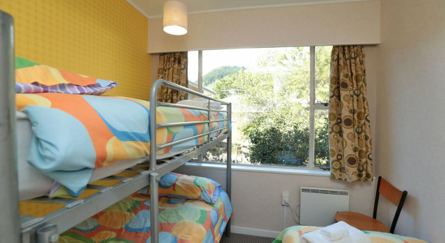 Кровать в общем номере Wakatu Lodge